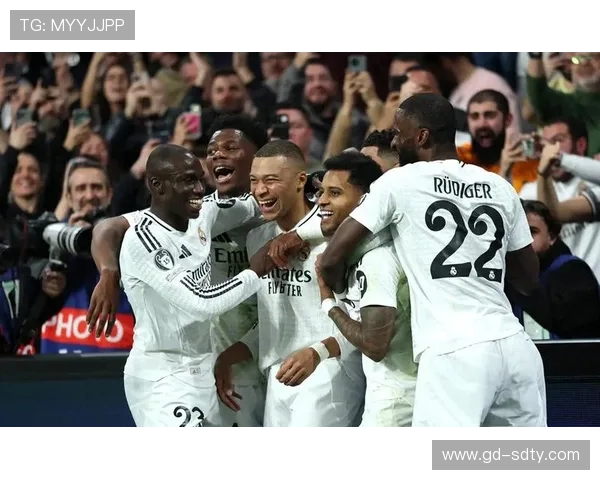 皇马球迷横幅声援双子星情意浓